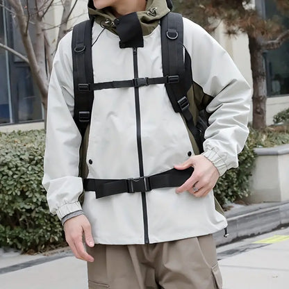 Vandtæt 90L rygsæk til udendørs eventyr i grøn, rød eller sort. Robust design med komfortable remme og flere rum.