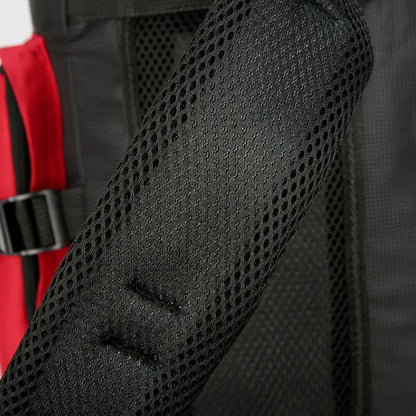 Vandtæt 90L rygsæk til udendørs eventyr i grøn, rød eller sort. Robust design med komfortable remme og flere rum.