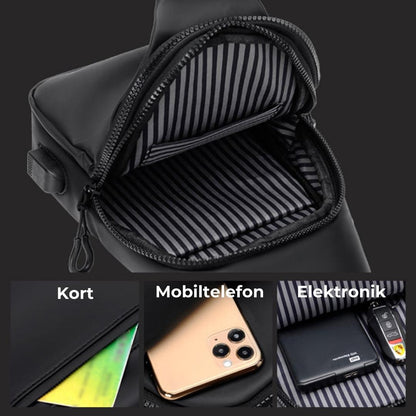 "Vandtæt AquaCharge Explorer-taske med justerbar rem, USB-opladningspunkt, og multirumssystem til mænds tilbehør."