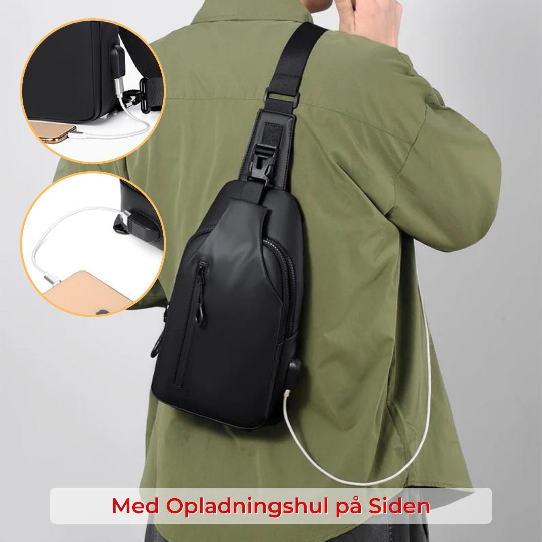 "Vandtæt AquaCharge Explorer-taske med justerbar rem, USB-opladningspunkt, og multirumssystem til mænds tilbehør."