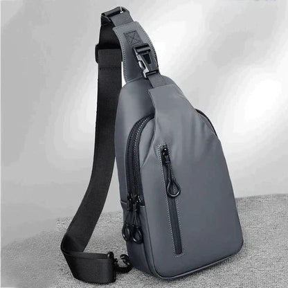 "Vandtæt AquaCharge Explorer-taske med justerbar rem, USB-opladningspunkt, og multirumssystem til mænds tilbehør."