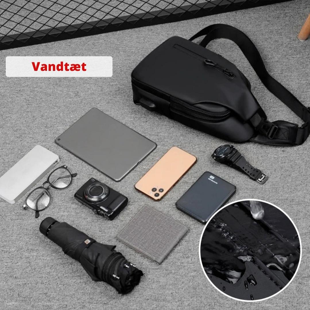 "Vandtæt AquaCharge Explorer-taske med justerbar rem, USB-opladningspunkt, og multirumssystem til mænds tilbehør."