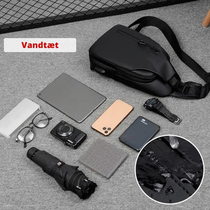 "Vandtæt AquaCharge Explorer-taske med justerbar rem, USB-opladningspunkt, og multirumssystem til mænds tilbehør."