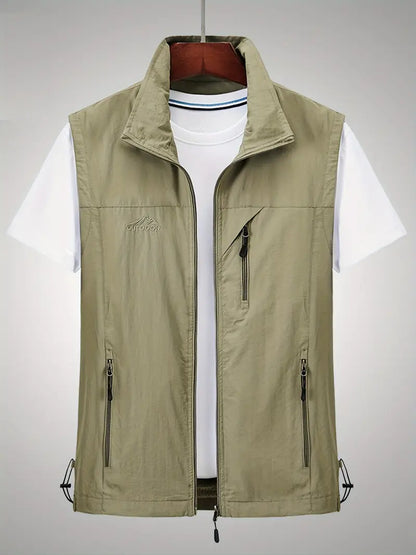 "Vandtæt ergonomisk vest til outdoor aktiviteter, i grå med lynlås, perfekt til mænds udendørs eventyr."