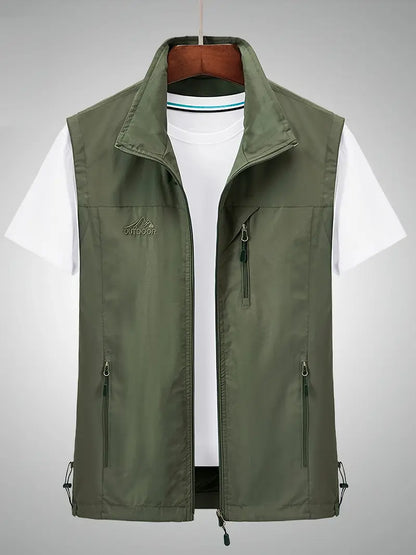 "Vandtæt ergonomisk vest til outdoor aktiviteter, i grå med lynlås, perfekt til mænds udendørs eventyr."