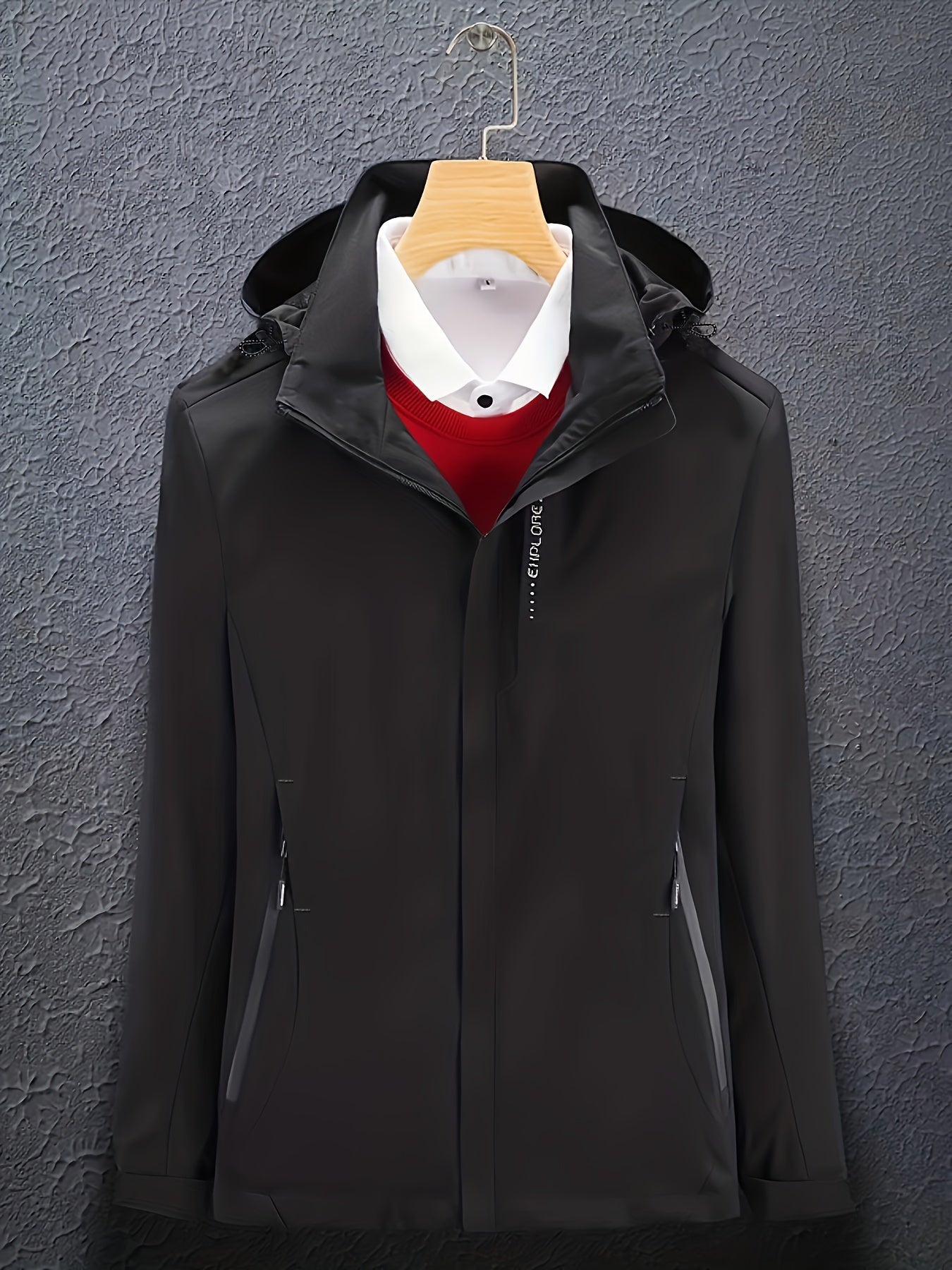 "Vandtæt og åndbar softshell-jakke til kvinder i teknisk design, vises forfra med slank pasform og elegant silhuet."