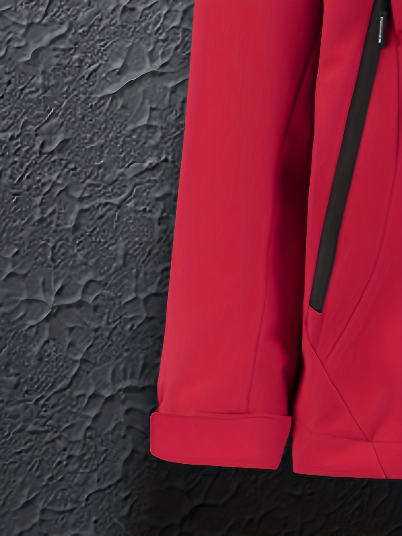 "Vandtæt og åndbar softshell-jakke til kvinder i teknisk design, vises forfra med slank pasform og elegant silhuet."