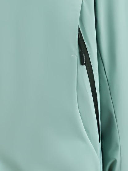 "Vandtæt og åndbar softshell-jakke til kvinder i teknisk design, vises forfra med slank pasform og elegant silhuet."