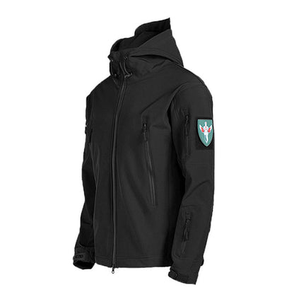 Vandtæt sæt til ekstreme vejrforhold, inkl. jakke og bukser i holdbart materiale for udendørsaktiviteter.