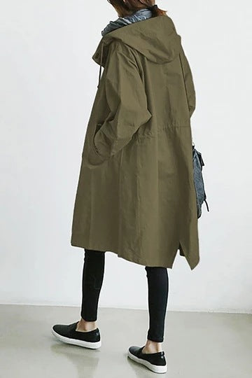 Vandtæt trenchcoat til kvinder i beige med hætte og justerbart bælte, elegant snit, beskytter mod regn og vind.