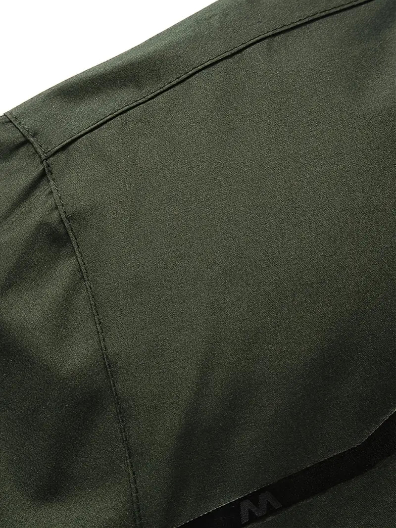 "Vandtæt vindjakke til kvinder, blå farve, med aftagelig hætte og justerbare manchetter, perfekt til udendørs brug."