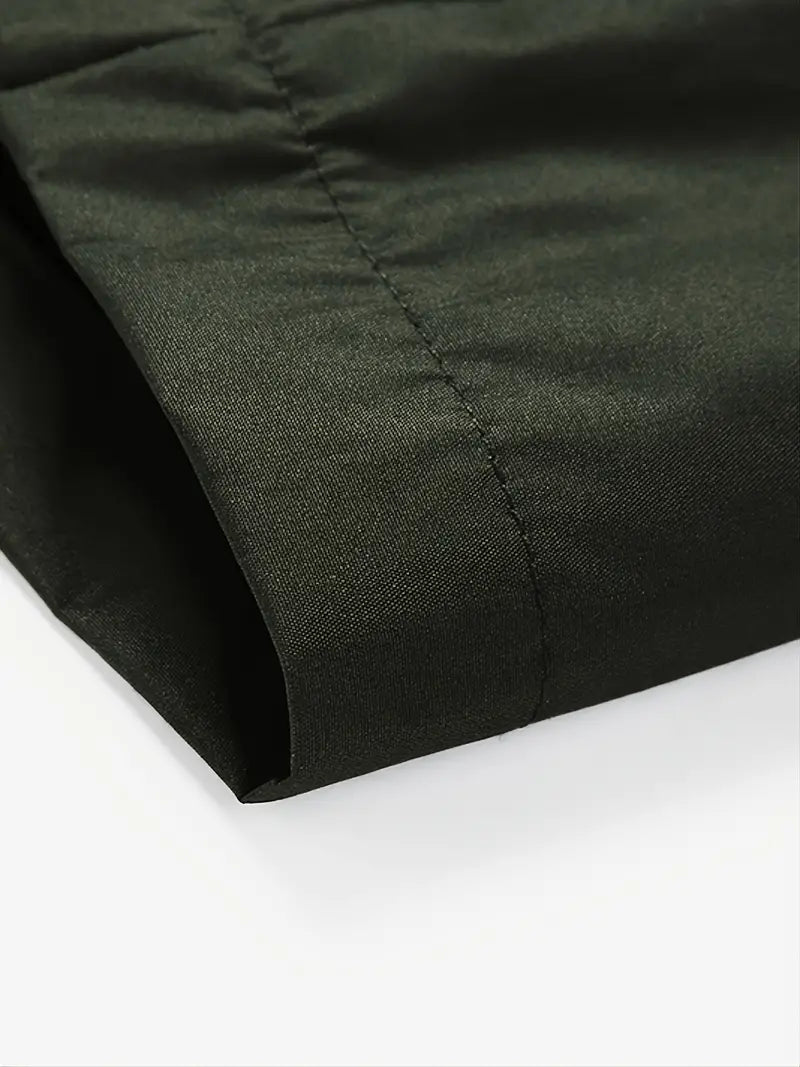 "Vandtæt vindjakke til kvinder, blå farve, med aftagelig hætte og justerbare manchetter, perfekt til udendørs brug."