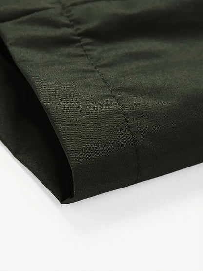 "Vandtæt vindjakke til kvinder, blå farve, med aftagelig hætte og justerbare manchetter, perfekt til udendørs brug."