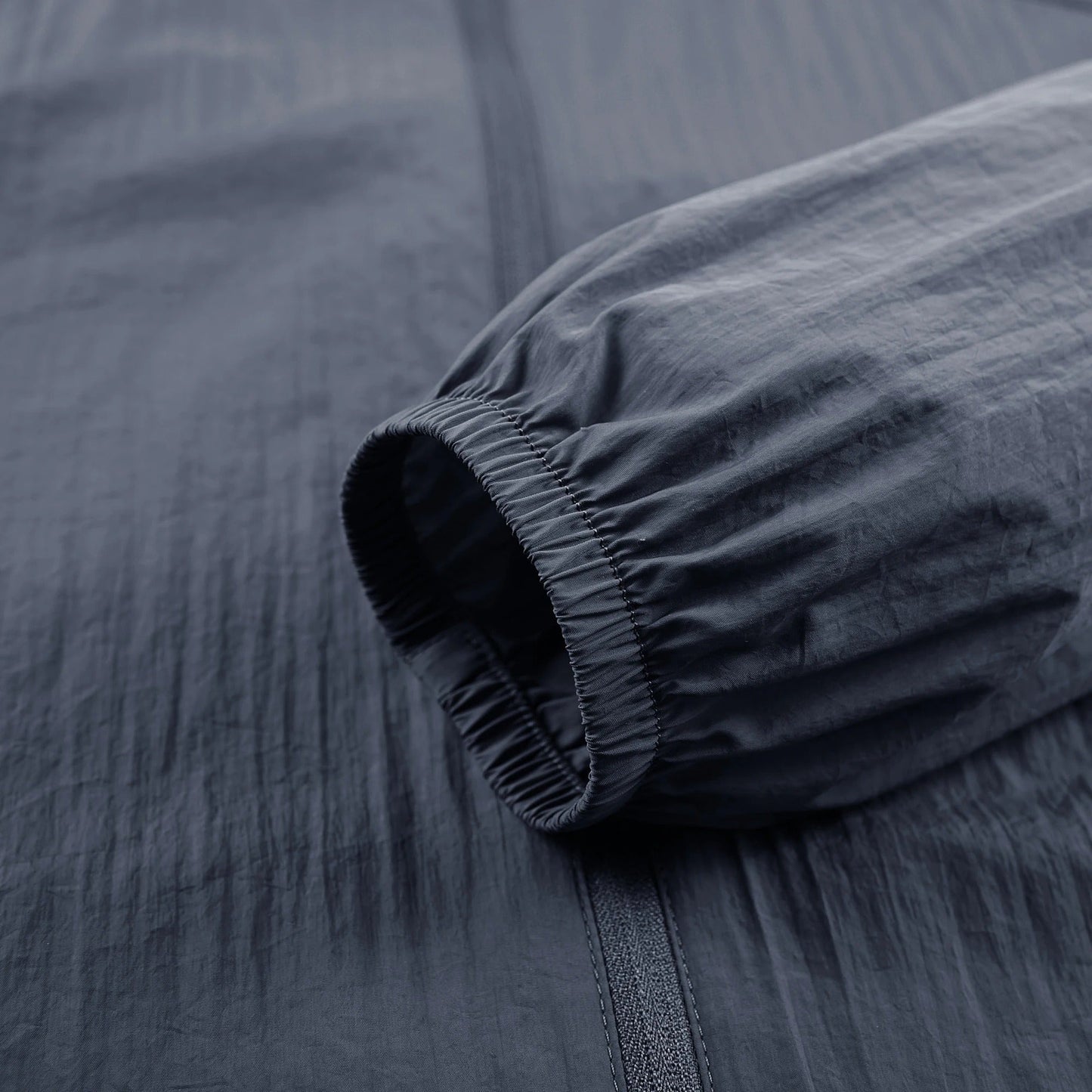 "Vandtæt vindtæt sommerjakke i lyseblå, unisex design, let og åndbar. Perfekt til udendørs sommeraktiviteter."