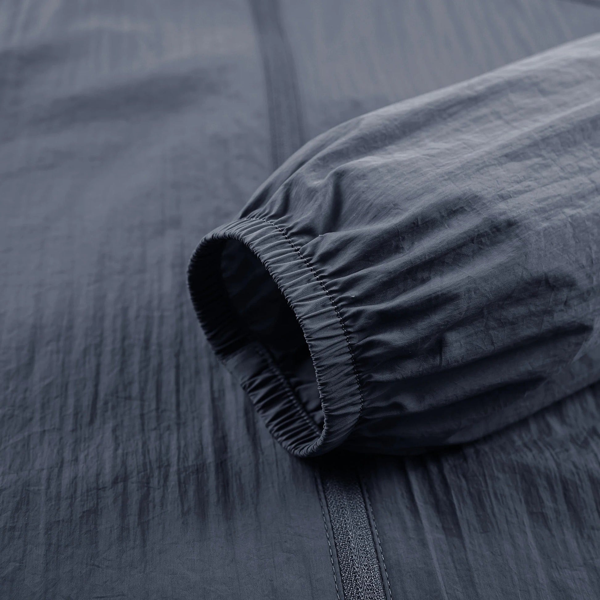 "Vandtæt vindtæt sommerjakke i lyseblå, unisex design, let og åndbar. Perfekt til udendørs sommeraktiviteter."