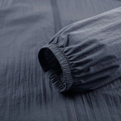 "Vandtæt vindtæt sommerjakke i lyseblå, unisex design, let og åndbar. Perfekt til udendørs sommeraktiviteter."