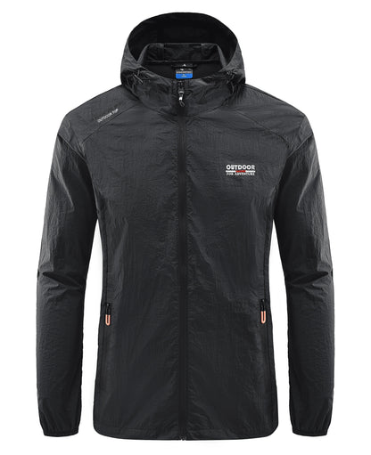 "Vandtæt vindtæt sommerjakke i lyseblå, unisex design, let og åndbar. Perfekt til udendørs sommeraktiviteter."