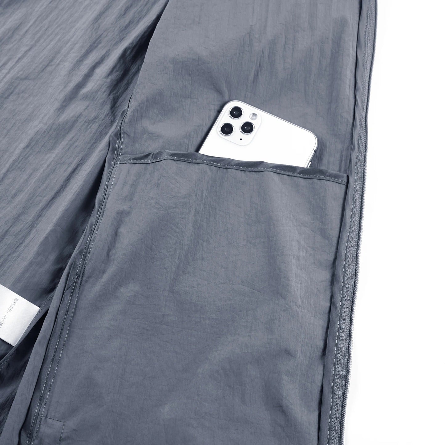 "Vandtæt vindtæt sommerjakke i lyseblå, unisex design, let og åndbar. Perfekt til udendørs sommeraktiviteter."