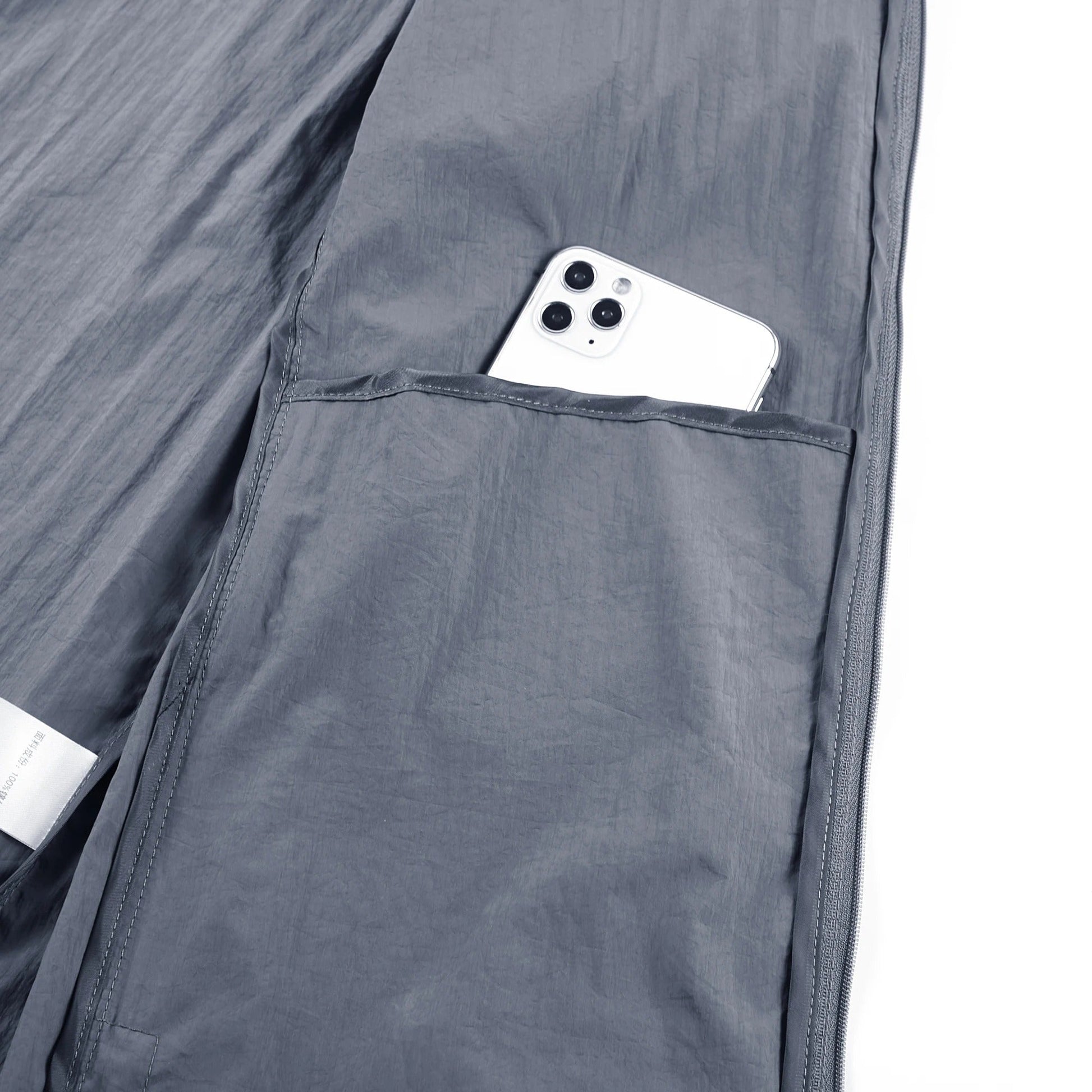 "Vandtæt vindtæt sommerjakke i lyseblå, unisex design, let og åndbar. Perfekt til udendørs sommeraktiviteter."