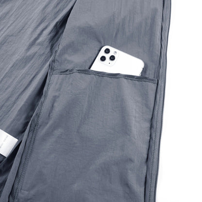 "Vandtæt vindtæt sommerjakke i lyseblå, unisex design, let og åndbar. Perfekt til udendørs sommeraktiviteter."