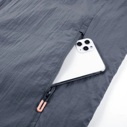 "Vandtæt vindtæt sommerjakke i lyseblå, unisex design, let og åndbar. Perfekt til udendørs sommeraktiviteter."