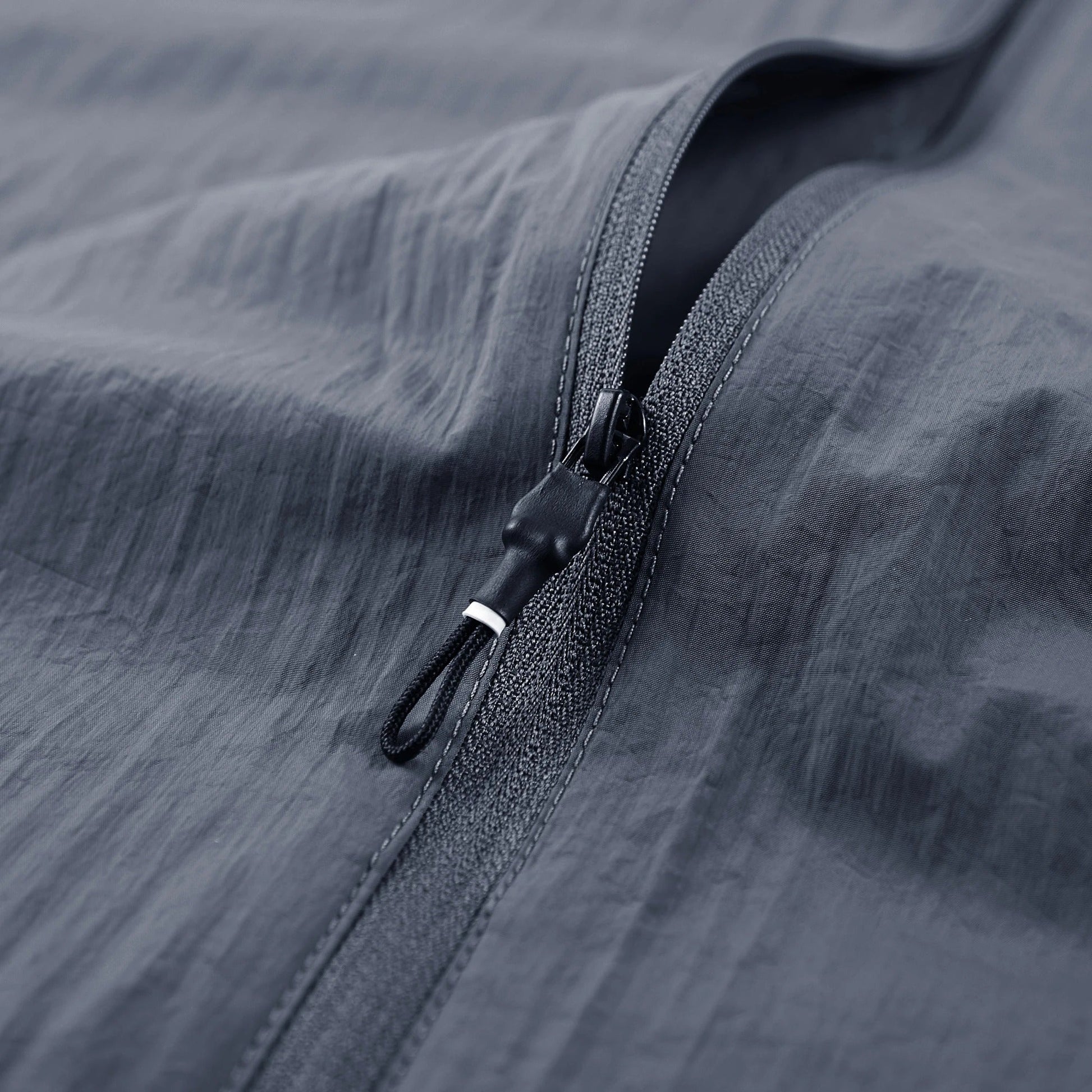 "Vandtæt vindtæt sommerjakke i lyseblå, unisex design, let og åndbar. Perfekt til udendørs sommeraktiviteter."