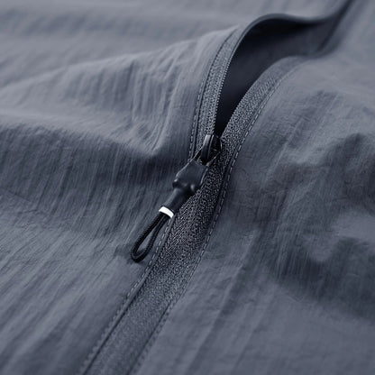 "Vandtæt vindtæt sommerjakke i lyseblå, unisex design, let og åndbar. Perfekt til udendørs sommeraktiviteter."