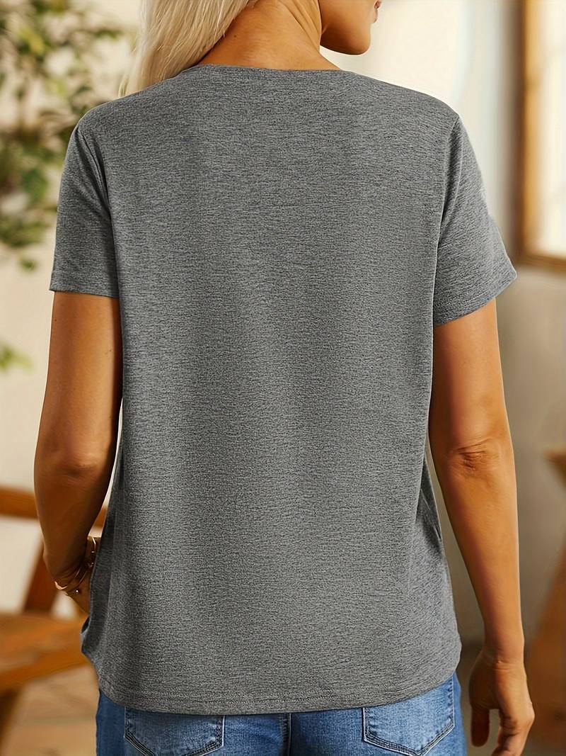 "Viktoria T-shirt med mælkebøtteprint og sommerfuglemotiv, rund hals og kort ærme, blød og afslappet pasform."