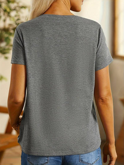 "Viktoria T-shirt med mælkebøtteprint og sommerfuglemotiv, rund hals og kort ærme, blød og afslappet pasform."