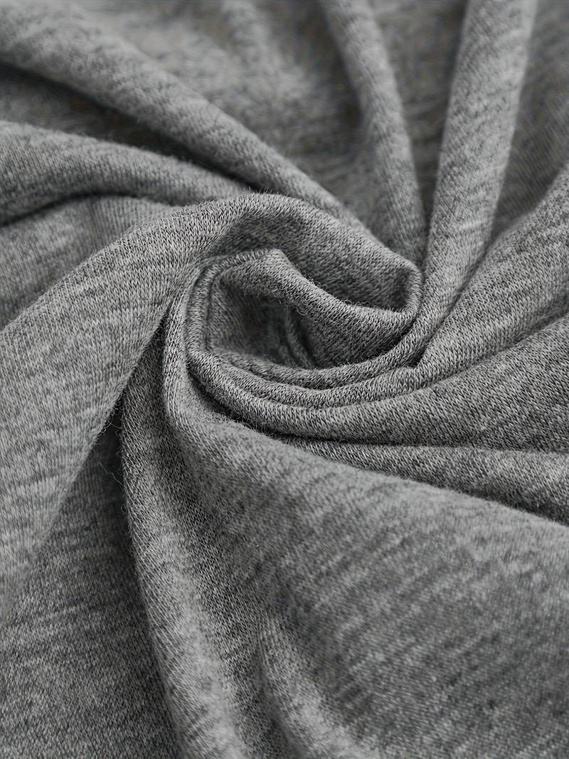 "Viktoria T-shirt med mælkebøtteprint og sommerfuglemotiv, rund hals og kort ærme, blød og afslappet pasform."