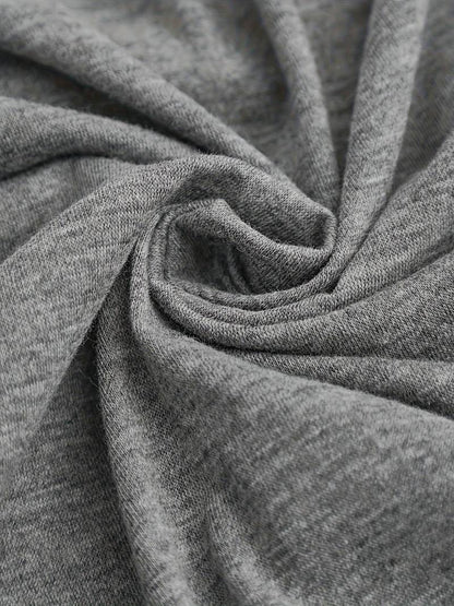 "Viktoria T-shirt med mælkebøtteprint og sommerfuglemotiv, rund hals og kort ærme, blød og afslappet pasform."