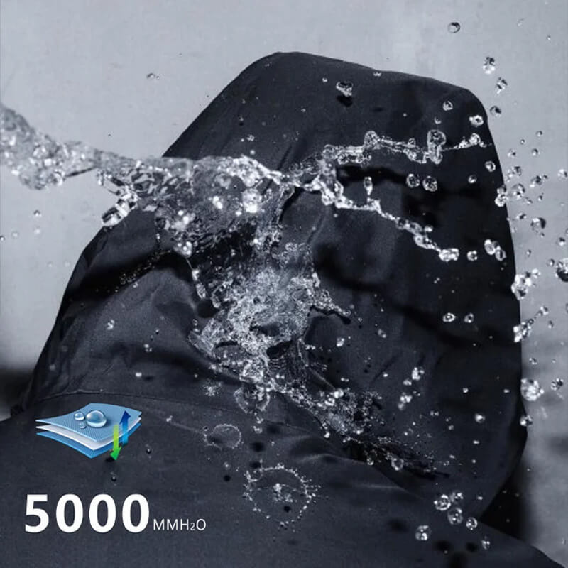 "Vind- og vandtæt damejakke i moderne design, stilfuld sort overflade, ideel til regnfulde vejrforhold."