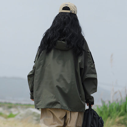 "Vind- og vandtæt damejakke i moderne design, stilfuld sort overflade, ideel til regnfulde vejrforhold."