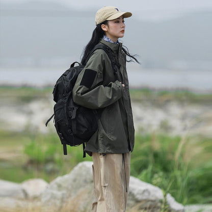 "Vind- og vandtæt damejakke i moderne design, stilfuld sort overflade, ideel til regnfulde vejrforhold."