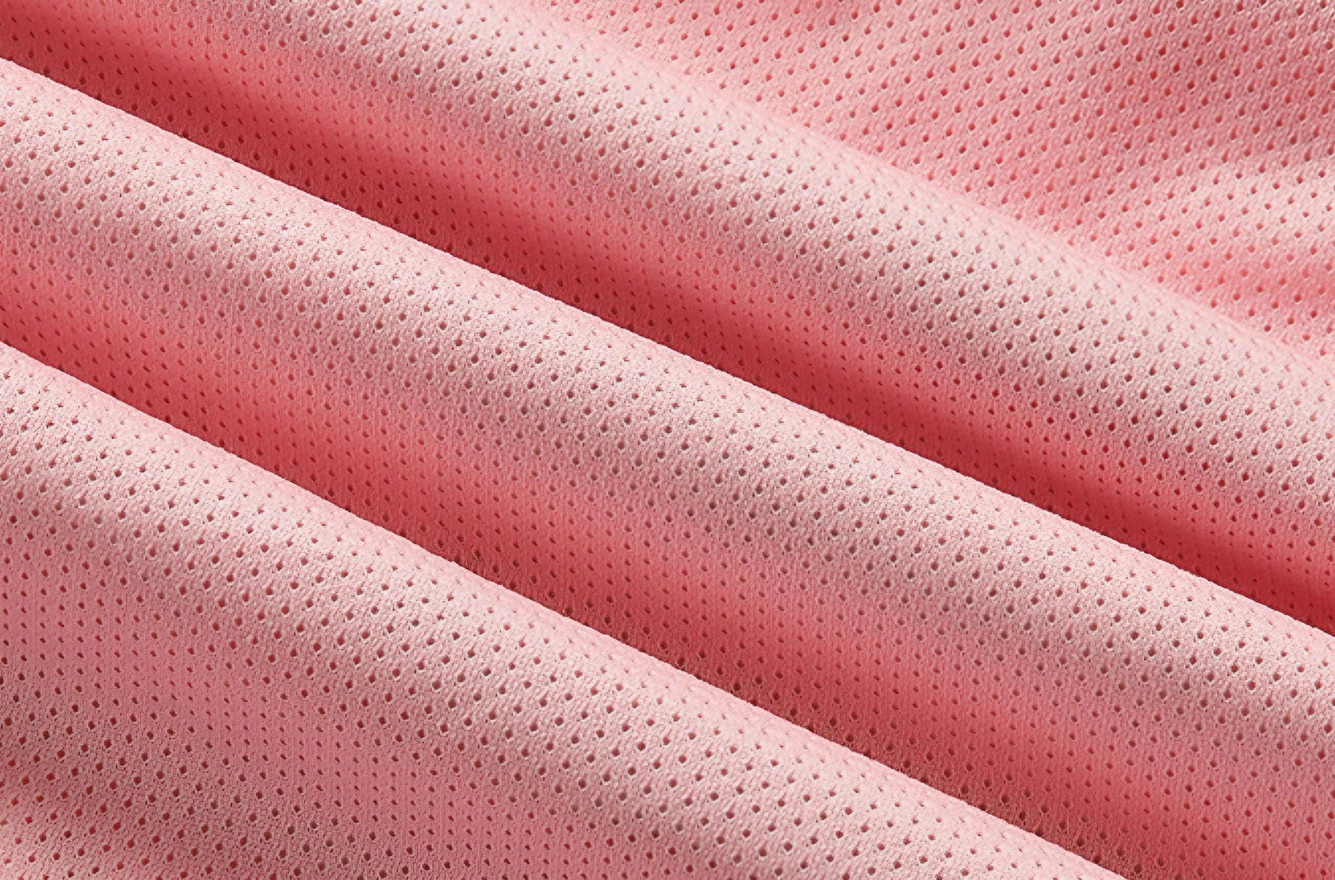 Vind- og vandtæt kvindejakke i åndbart stof med justerbar hætte og smukt bladprint, ideel til alle vejrforhold.