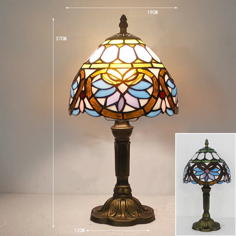 Vintage glasmosaik bordlampe i Tiffany stil med bronze-finish, håndlavet design skaber en varm, tidløs stemning.