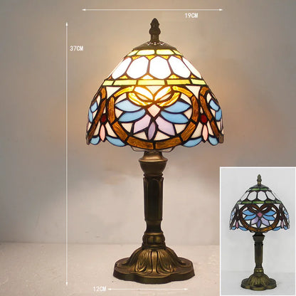 Vintage glasmosaik bordlampe i Tiffany stil med bronze-finish, håndlavet design skaber en varm, tidløs stemning.