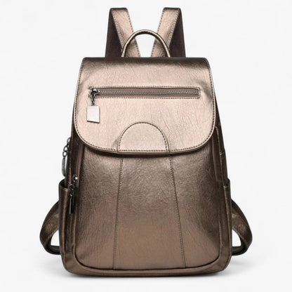 "Vintage læder rygsæk i blødt brun læder med polstrede stropper og rummelig indretning, perfekt til stilfulde rejser."