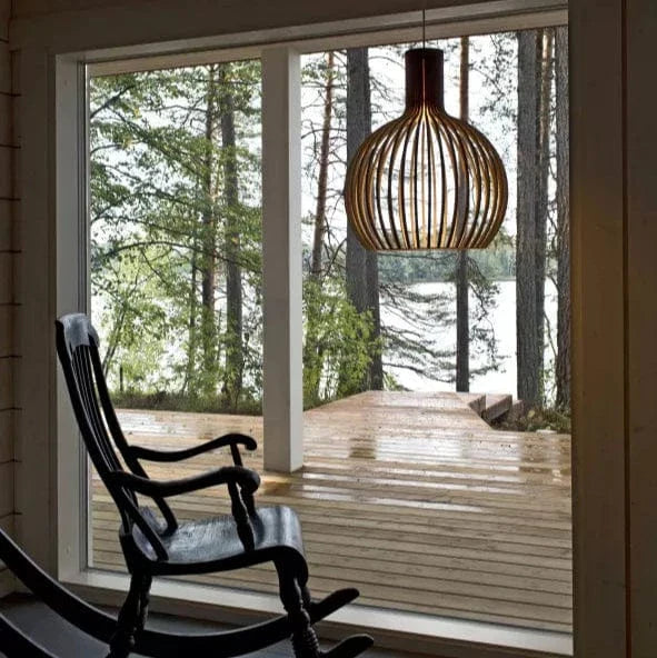 "Vintage træpendel lampe med justerbar højde og LED; skandinavisk design i naturlig træfinish til boligindretning."