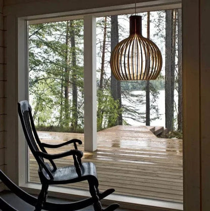 "Vintage træpendel lampe med justerbar højde og LED; skandinavisk design i naturlig træfinish til boligindretning."